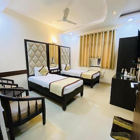 Hotel Pradeep Palace 戈勒克布尔 外观 照片