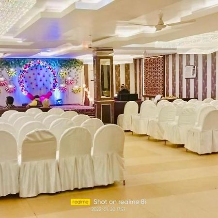 Hotel Pradeep Palace 戈勒克布尔 外观 照片