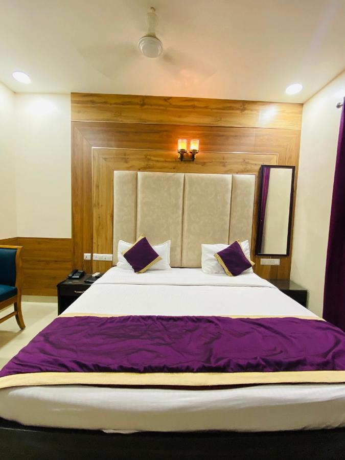 Hotel Pradeep Palace 戈勒克布尔 外观 照片
