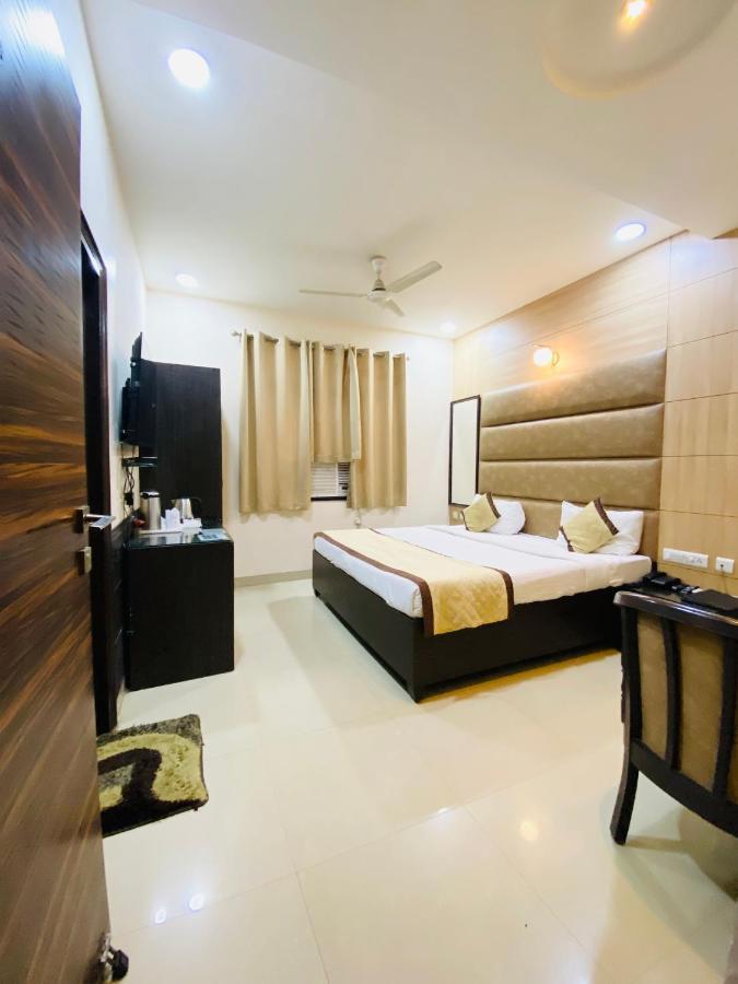 Hotel Pradeep Palace 戈勒克布尔 外观 照片