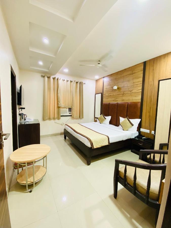 Hotel Pradeep Palace 戈勒克布尔 外观 照片