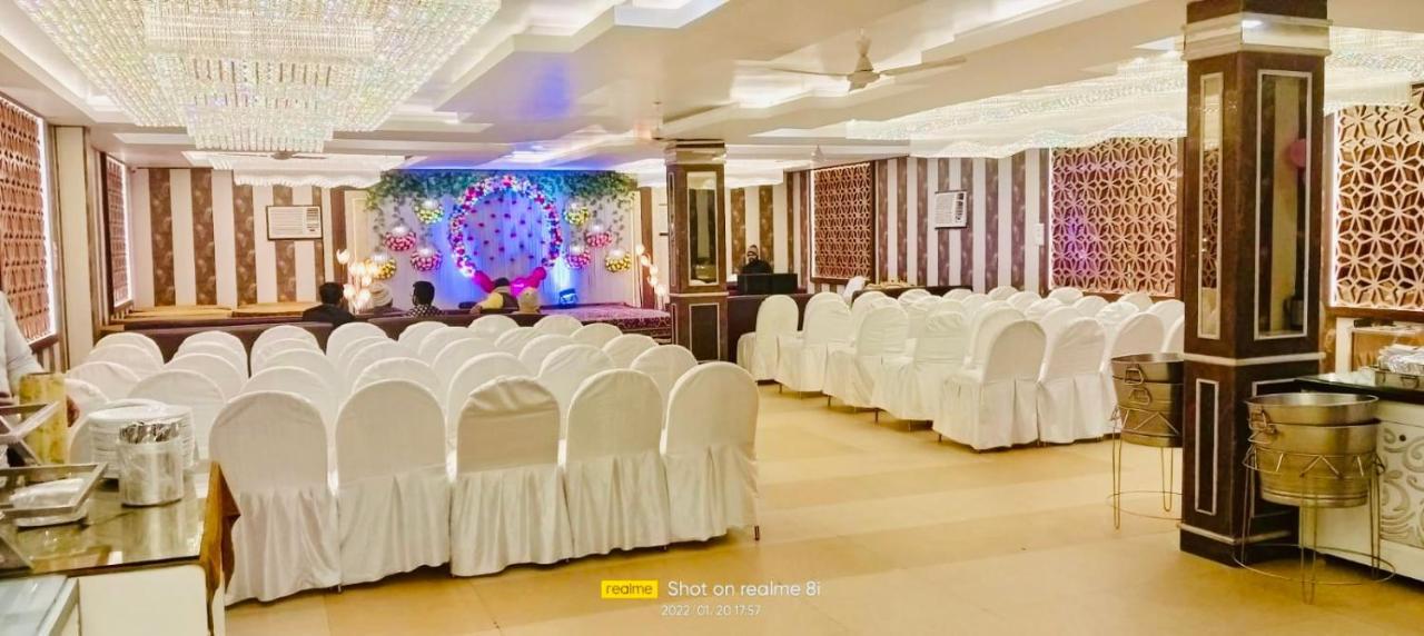 Hotel Pradeep Palace 戈勒克布尔 外观 照片