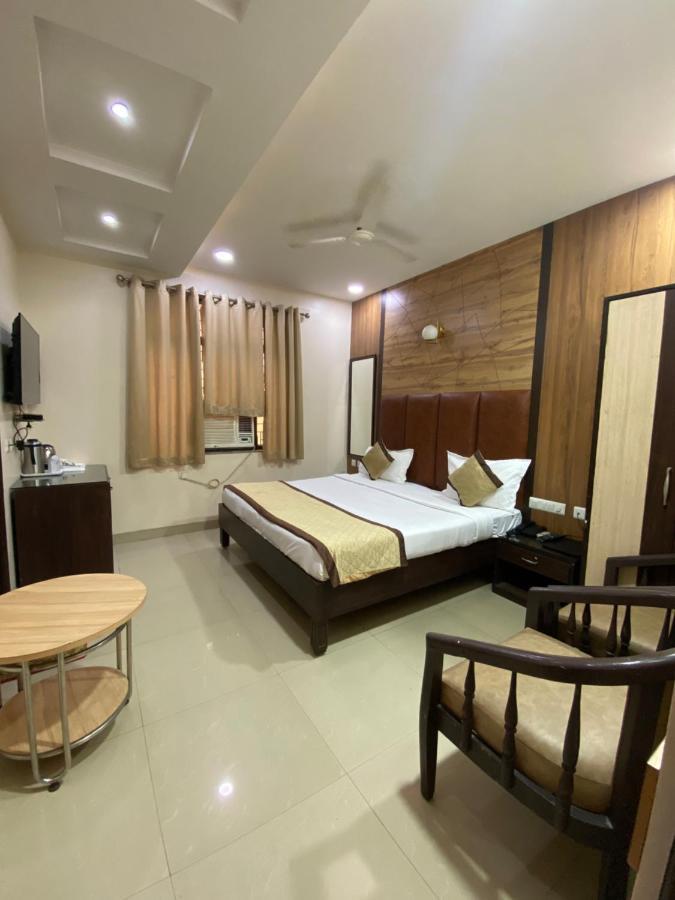 Hotel Pradeep Palace 戈勒克布尔 外观 照片