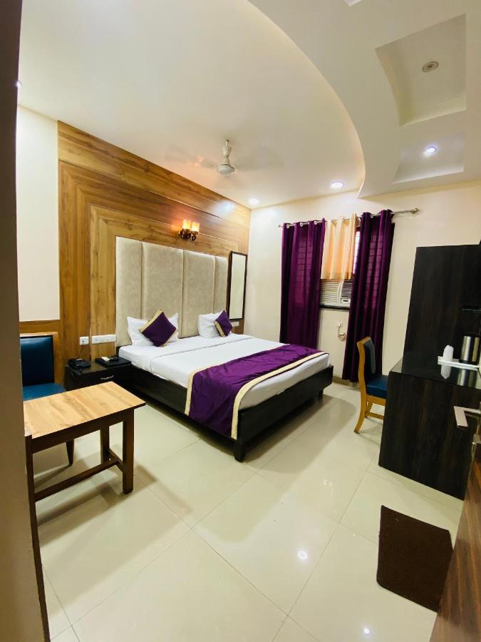 Hotel Pradeep Palace 戈勒克布尔 外观 照片