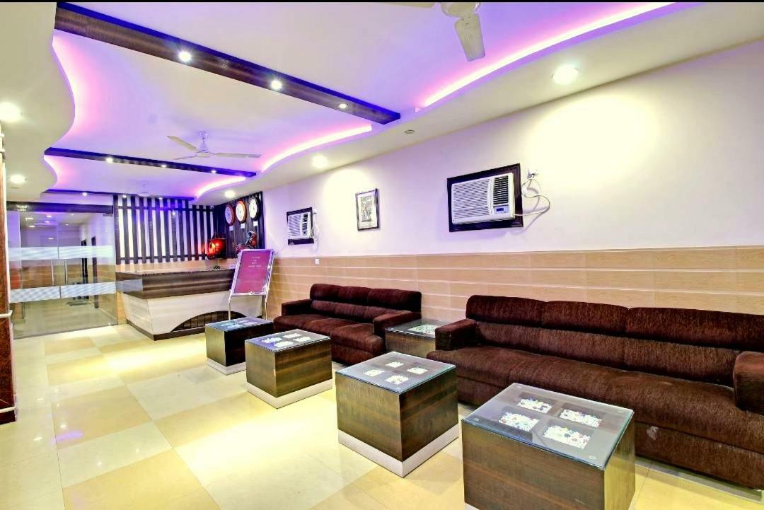 Hotel Pradeep Palace 戈勒克布尔 外观 照片