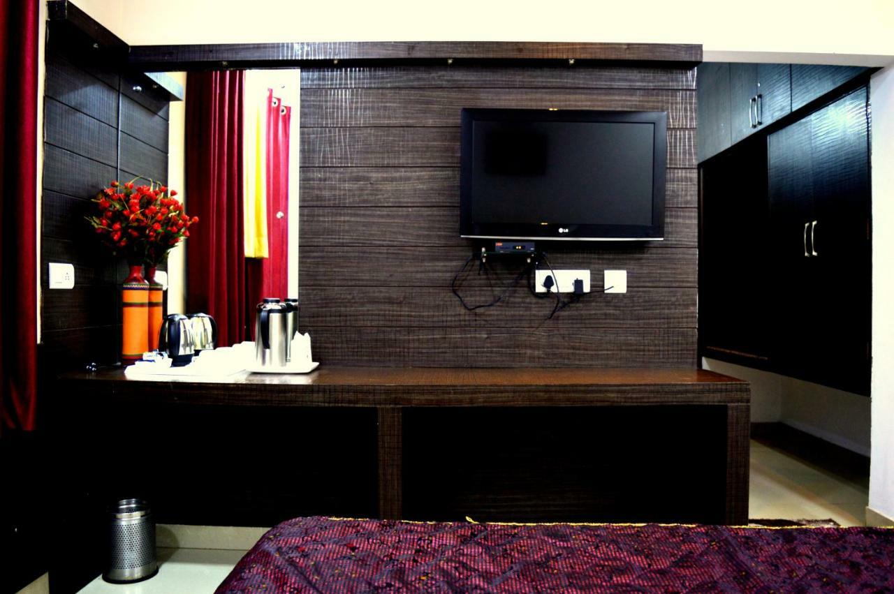 Hotel Pradeep Palace 戈勒克布尔 外观 照片