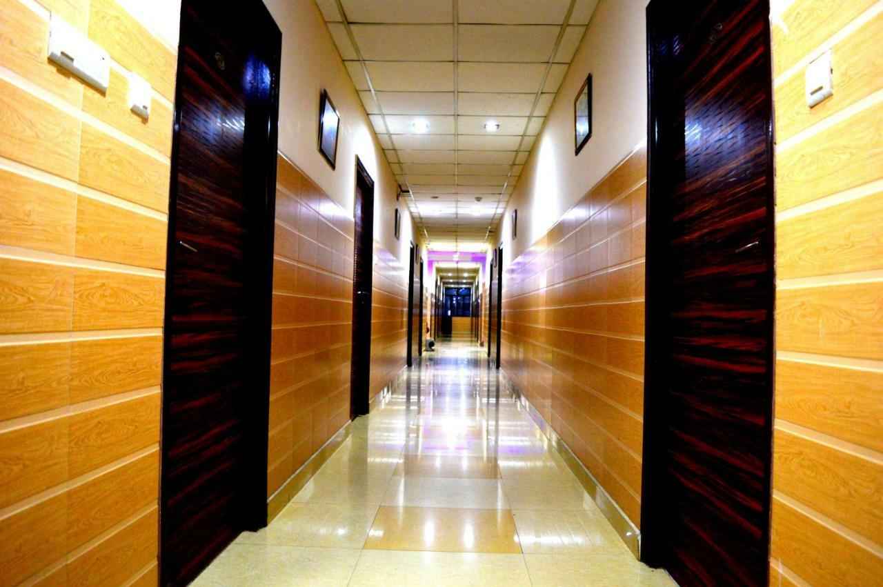 Hotel Pradeep Palace 戈勒克布尔 外观 照片